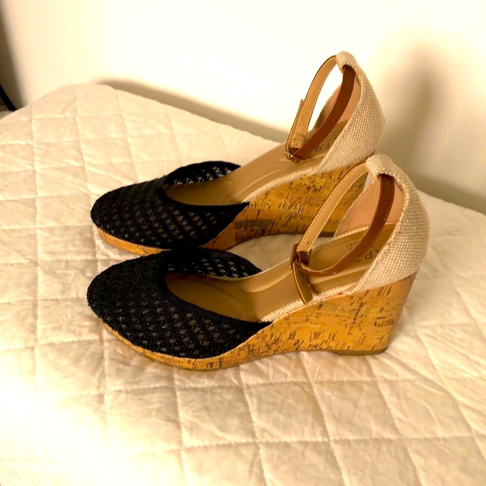 APT.9 Defined Comfort Wedged Heels size 9 NWOT